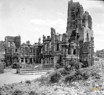 Hôtel de ville en ruines (Arras)